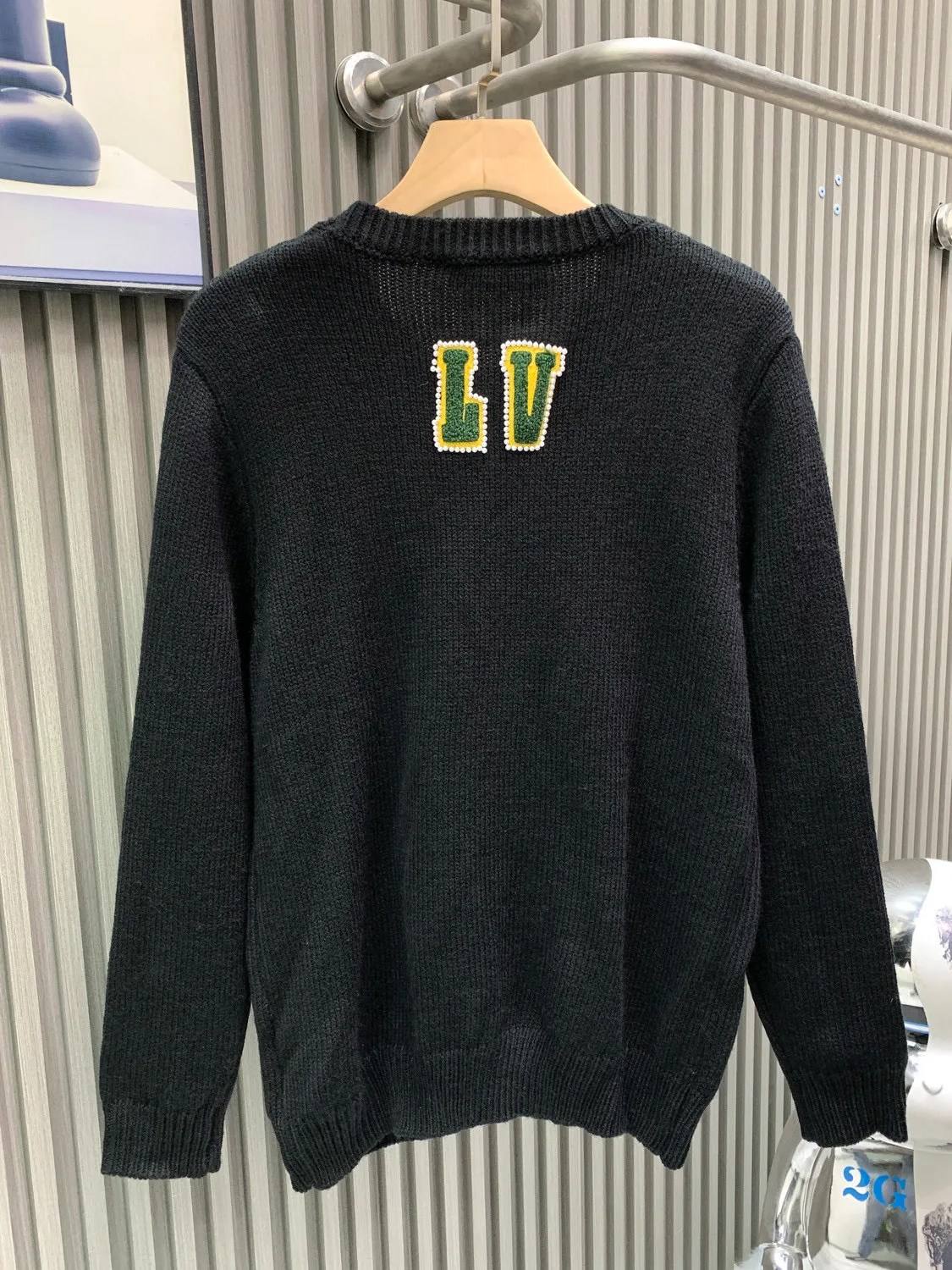 🅿️420 🀄️ Louis Vuitton's 2025 autumn and winter new knitted pullover. It is equipped with heavy-duty high-end personalized LOGO embroidery technology. The logo is surrounded by a circle of pearls. It is handmade. Unique design and meticulous workmanship. Perfect high-end customization. Made of 60% wool blended wool. The ribs are 26/2 1*1 stretch ribs. The fabric is dyed in the same vat. It feels very comfortable. The version design is avant-garde and fashionable. It adopts double waistcoat method. Stylish upper body, three-dimensional upper body, exquisite stitching, fine workmanship, very textured, same style as Internet celebrity stars, collar label, hang tag, wash mark, exclusive packaging bag, complete with three labels